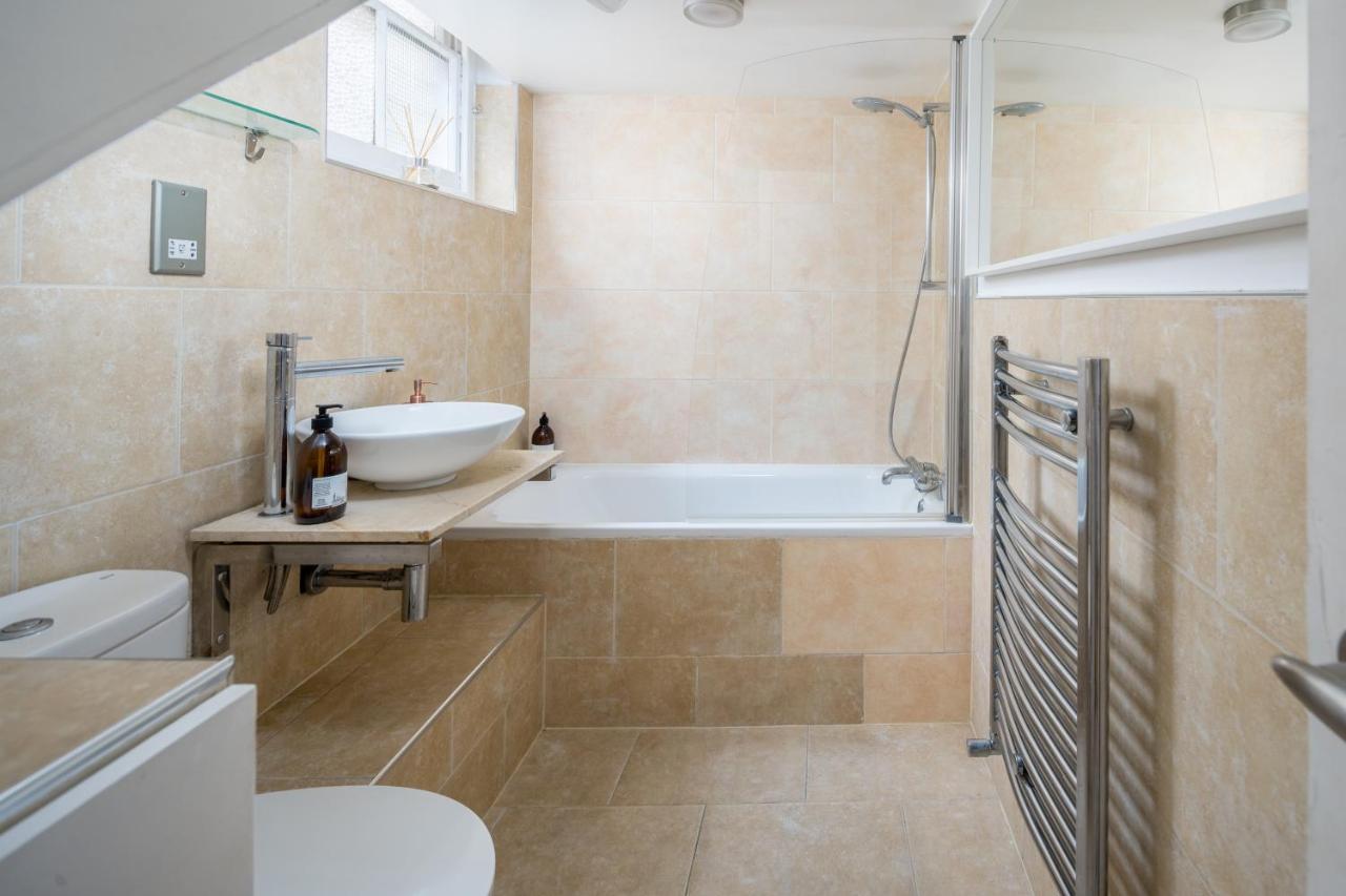 Апартаменты Modern Flat With Patio In Pimlico Лондон