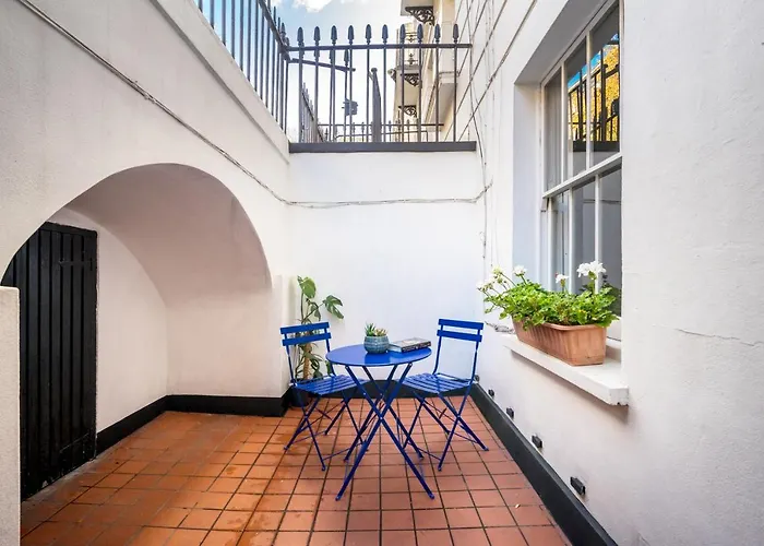 Modern Flat With Patio In Pimlico